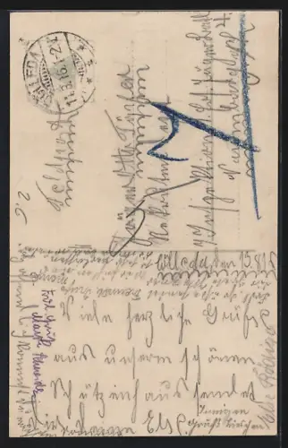 Foto-AK Soldatenliebe, Glückliche Stunden, Soldat in Uniform mit Pickelhaube & Gewehr umarmt sein Mädchen