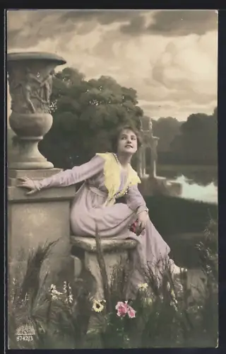 Foto-AK R & K / L Nr. 8742/3: Frau sitzt auf einer Bank