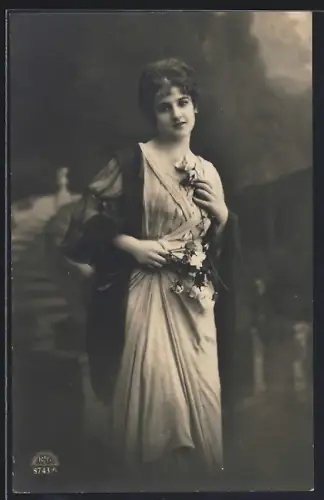 Foto-AK R & K / L Nr. 8743/6: Elegante junge Frau mit Rosen