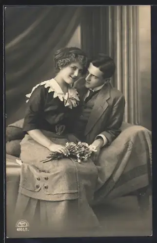 Foto-AK R & K / L Nr. 4861/1: Paar sitzt zusammen auf einer Bank