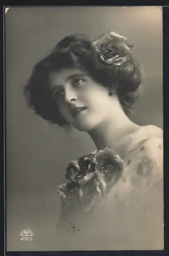Foto-AK R & K / L Nr. 4741/1: Junge Frau mit Rose im Haar