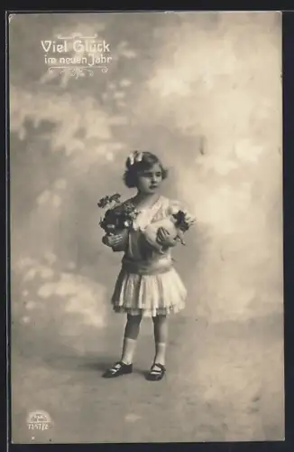 Foto-AK R & K / L Nr. 7157/2: Mädchen mit Schwein und Klee, Neujahr