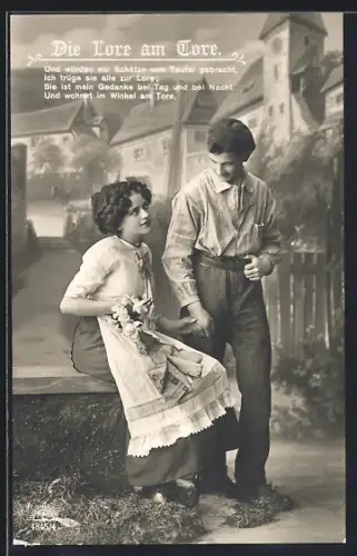 Foto-AK R & K / L Nr. 4845/4: Junges Paar vor Dorfkulisse, Die Lore am Tore