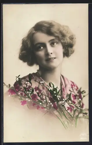 Foto-AK R & K / L Nr. 4055/1: Porträt einer Dame mit Mistelzweigen