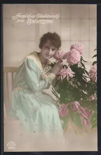 Foto-AK R & K / L Nr. 8883/5: Frau auf einem Stuhl mit Blumen, Geburtstag