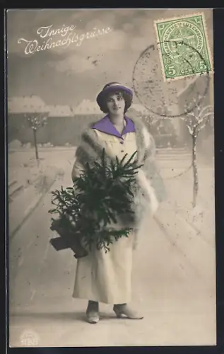 Foto-AK R & K / L Nr. 7125/3: Frau in Schneelandschaft mit Weihnachtsbaum, Weihnachten