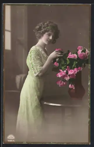 Foto-AK R & K / L Nr. 5507/5: Dame in grünem Kleid mit Blumenvase