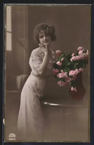 Foto-AK R & K / L Nr. 5507/3: Elegante Dame mit Blumen