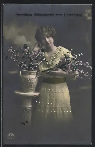 Foto-AK R & K / L Nr. 8704/3: Dame mit Blumenvase, Namenstag