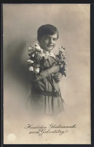 Foto-AK R & K / L Nr. 8636/3: Junge mit Rosen, Geburtstag