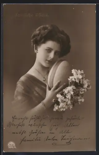 Foto-AK R & K / L Nr. 5201/4: Frau mit Blumen und grossem Osterei