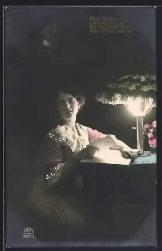 Foto-AK R & K / L Nr. 5087/1: Frau sitzt bei Lampenlicht mit einem Brief am Tisch