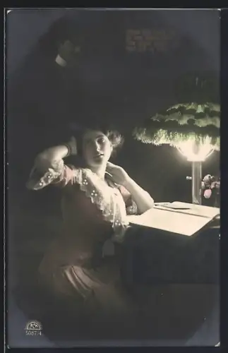 Foto-AK R & K / L Nr. 5087/4: Frau sitzt mit einem Brief im Lampenlicht