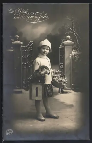 Foto-AK R & K / L Nr. 7151/5: Kind mit Korb und Hufeisen vor einem offenen Tor, Neujahr