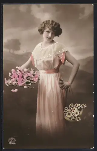 Foto-AK R & K / L Nr. 5700/6: Junge Frau mit zwei Blumenkörben