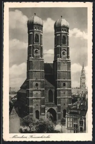 AK München, Frontalansicht der Frauenkirche