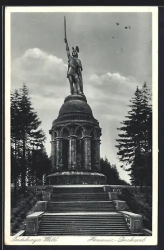 AK Detmold, Hermannsdenkmal, Frontansicht die Treppe hinauf