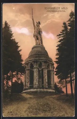 AK Detmold, Hermannsdenkmal mit rötlichem Himmel