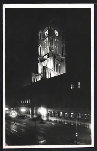 AK Berlin, Rotes Rathaus bei Nacht mit Beleuchtung