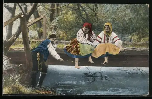 AK Ukrainer und Frauen in Tracht auf einer Brücke sitzend