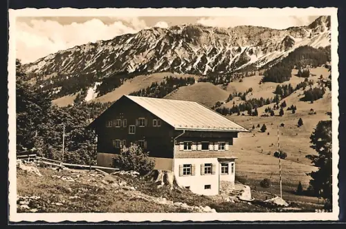 AK Oberjoch, Jägerhaus d. Almer Jäger am Pass, mit Bergpanorama