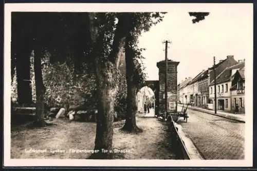 AK Lychen, Fürstenberger Tor und Strasse mit Geschäften
