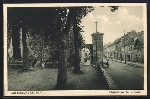AK Lychen, Fürstenberger Tor und Strasse mit Geschäften
