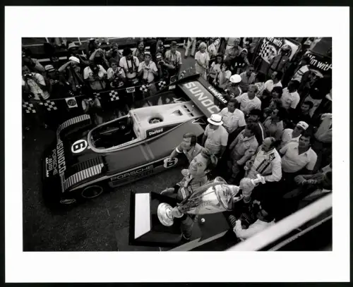 Fotografie Auto Porsche-Audi 917/30 Sunoco, Rennwagen Startnummer 6, Rennfahrer Mark Donohue mit Siegerpokal, 25 x 20cm