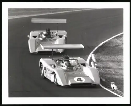 Fotografie Auto McLaren Rennwagen, CanAm Series Startnummer 4 verfolgt vom Teamkollegen, Grossformat 25 x 20cm