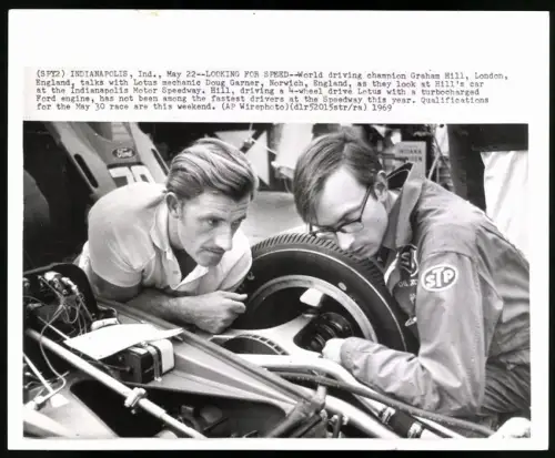 Fotografie Auto Ford - Lotus, Indycar Rennwagen, Rennfahrer Graham Hill im Gespräch mit Mechaniker Doug Garner