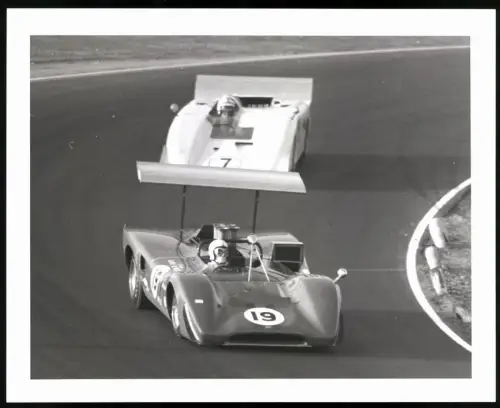 Fotografie Auto Chaparral 2H Rennwagen Startnummer #7 hetzt Gary Wilson im Lola T163 Rennwagen # 19 vor sich her