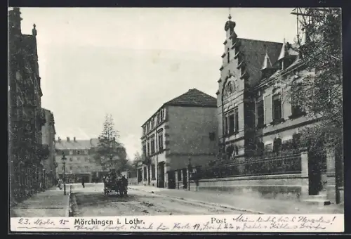 AK Mörchingen i. L., Strassenpartie mit Post und Kutsche