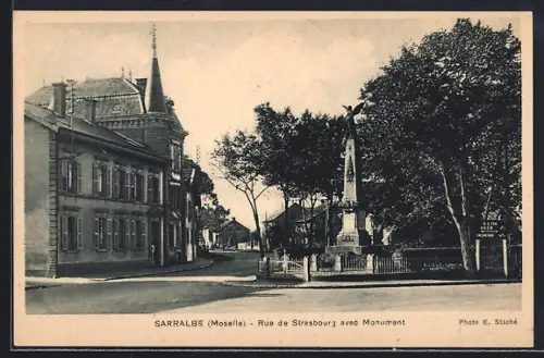 AK Sarralbe /Moselle, Rue de Strasbourg avec Monument