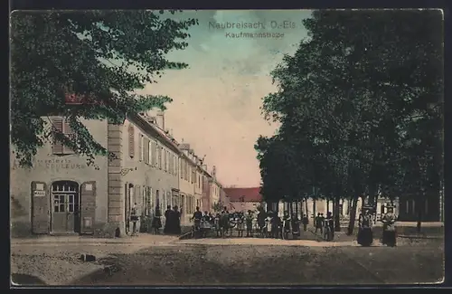 AK Neubreisach, Kaufmannstrasse mit Passanten