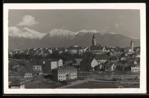 Foto-AK Krainburg, Ortsansicht mit Kirche und Berglandschaft