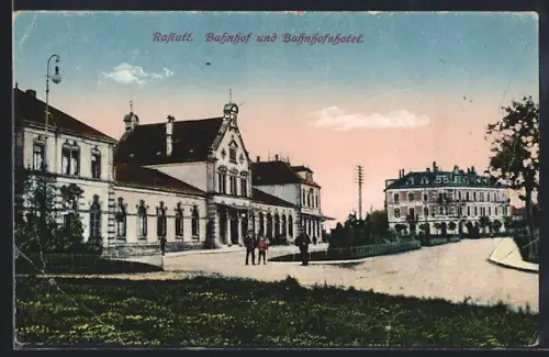 AK Rastatt, Bahnhof und Bahnhofshotel mit Strasse