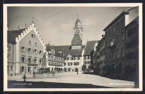 AK Überlingen a. B., Ortspartie mit Brunnen und Turmgebäude