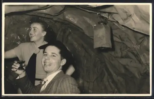 Foto-AK Deisslingen, Gasthof Kreuz, Fastnacht 1953, Feierndes junges Paar