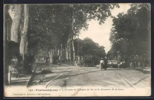 AK Fontainebleau, L`Avenue du Chemin de fer et la Descente de la Gare, Strassenbahn