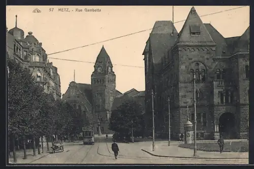 AK Metz, Strassenbahn fährt durch die Rue Gambetta