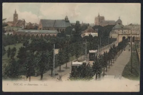 AK Douai, Panoramablick mit Strassenbahnen