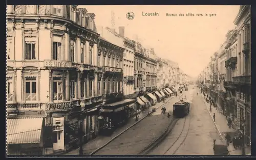 AK Louvain, Rue de la Station vers la gare, Strassenbahn, Häuserfassaden mit Geschäften