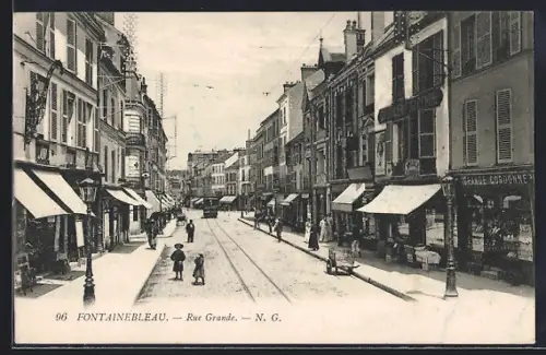 AK Fontainebleau, Rue Grande, Strassenpartie mit Strassenbahn