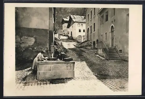 AK Pontresina, Strassenpartie mit Brunnen