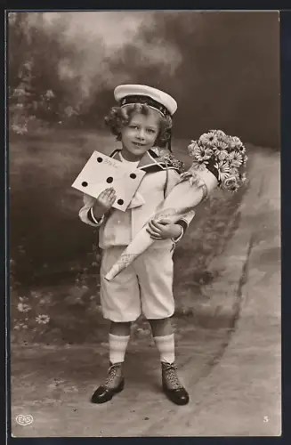 Foto-AK EAS Nr. 5: Junge im Matrosenanzug mit Blumen und Kuvert