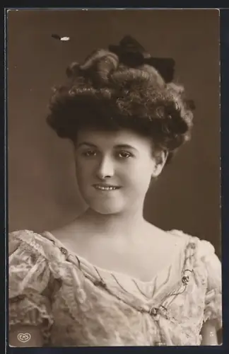 Foto-AK EAS Nr. 5: Junge Frau mit Haarschleife