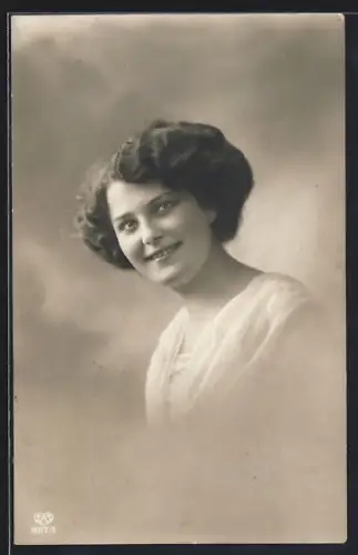 Foto-AK EAS Nr. 8077/3: Junge Frau im weissen Kleid