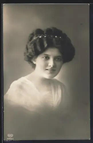 Foto-AK EAS Nr. 3553/1: Junge Frau im weissen Kleid