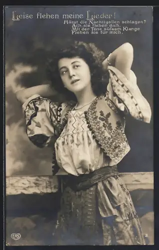 Foto-AK EAS Nr. 3: Leise flehen meine Lieder! Hörst du die Nachtigallen schlagen?..., Frau in bunter Kleidung