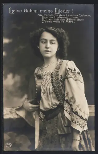 Foto-AK EAS Nr. 1561: Leise flehen meine Lieder! Sie versteh`n des Busens Sehnen..., Junge Frau mit Tambourin